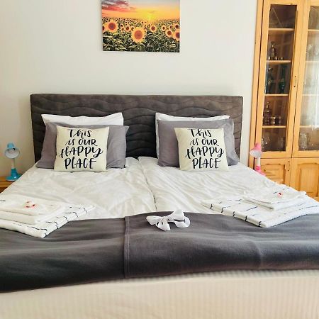 Spacious 2 Bedrooms In The Center Of 예레반 외부 사진