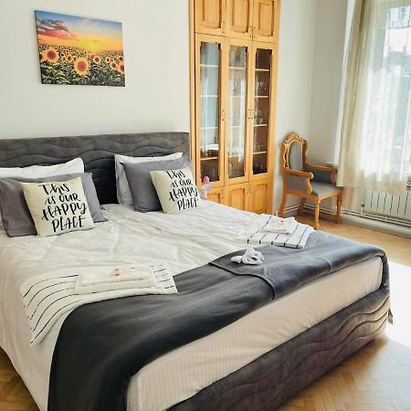 Spacious 2 Bedrooms In The Center Of 예레반 외부 사진