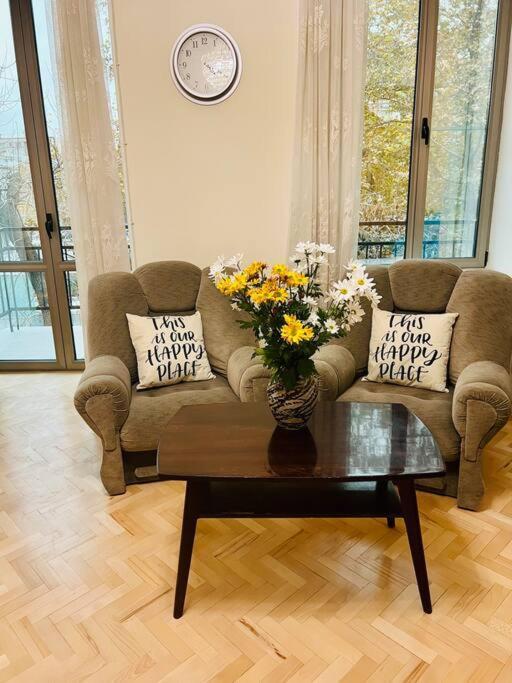 Spacious 2 Bedrooms In The Center Of 예레반 외부 사진