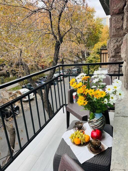 Spacious 2 Bedrooms In The Center Of 예레반 외부 사진