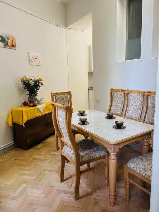 Spacious 2 Bedrooms In The Center Of 예레반 외부 사진