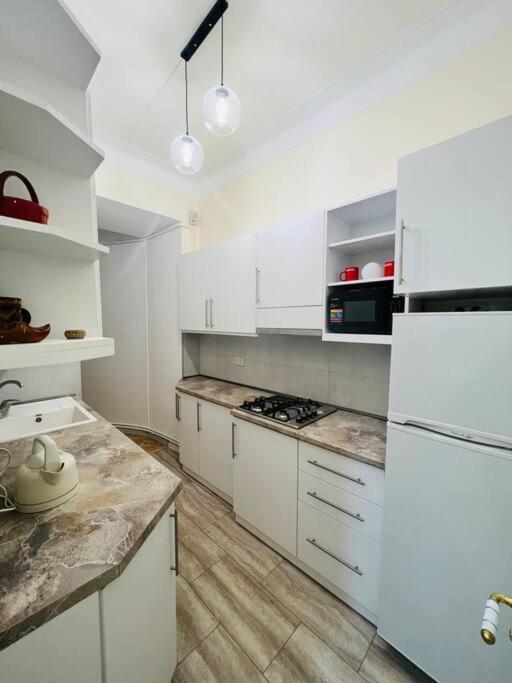 Spacious 2 Bedrooms In The Center Of 예레반 외부 사진