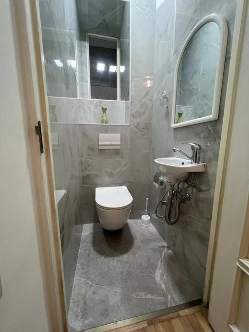 Spacious 2 Bedrooms In The Center Of 예레반 외부 사진