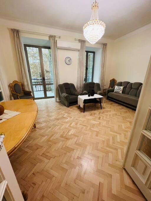 Spacious 2 Bedrooms In The Center Of 예레반 외부 사진