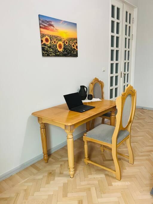 Spacious 2 Bedrooms In The Center Of 예레반 외부 사진
