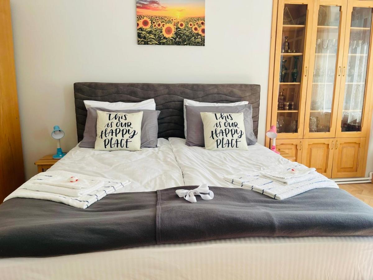 Spacious 2 Bedrooms In The Center Of 예레반 외부 사진