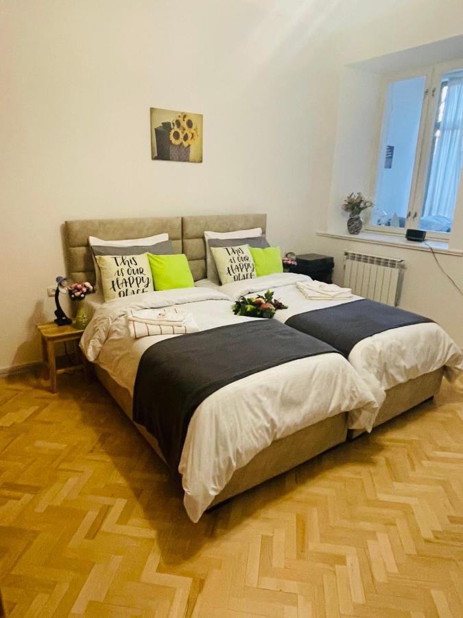 Spacious 2 Bedrooms In The Center Of 예레반 외부 사진
