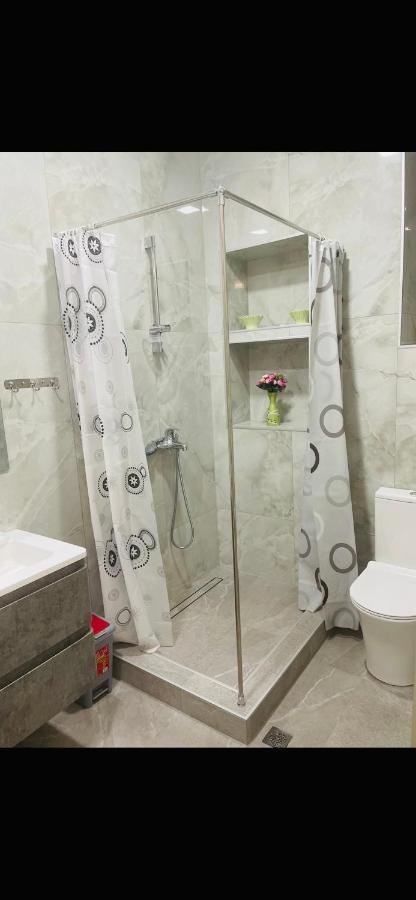 Spacious 2 Bedrooms In The Center Of 예레반 외부 사진