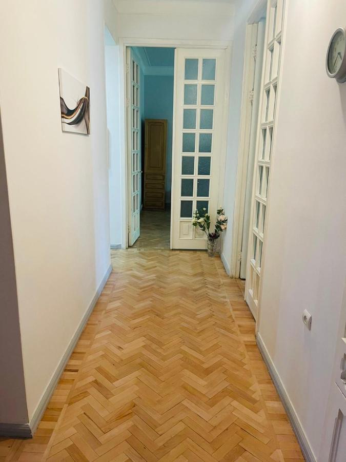 Spacious 2 Bedrooms In The Center Of 예레반 외부 사진