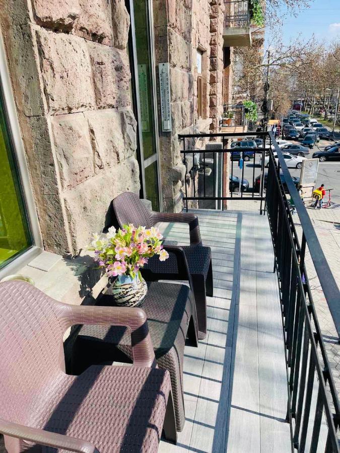 Spacious 2 Bedrooms In The Center Of 예레반 외부 사진