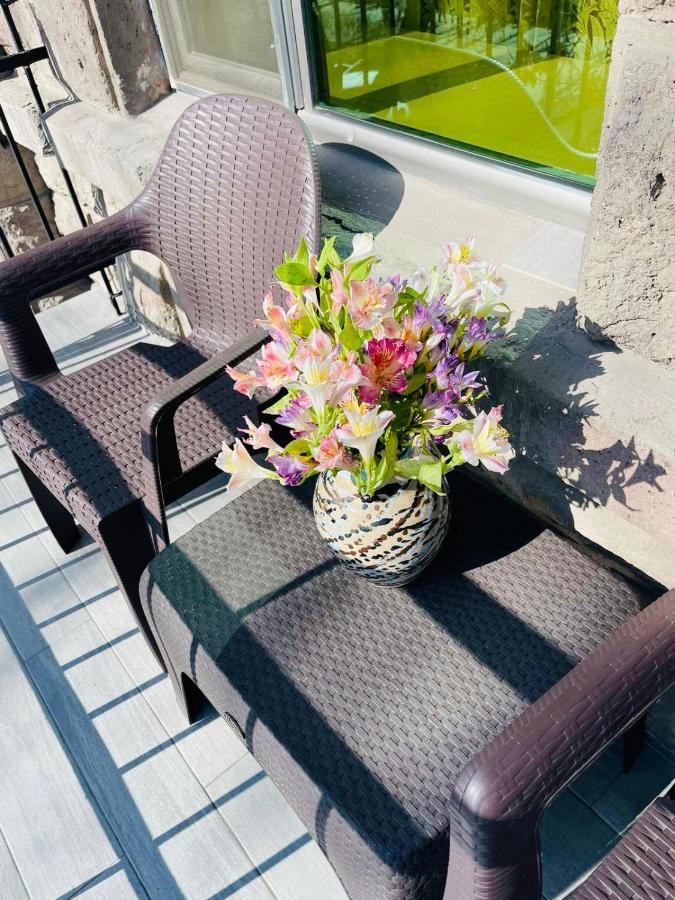 Spacious 2 Bedrooms In The Center Of 예레반 외부 사진